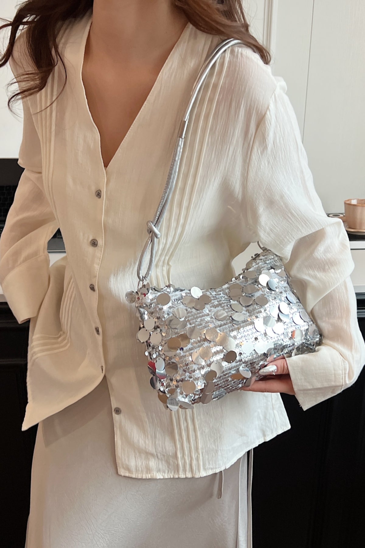 Schultertasche mit Pailletten und geknoteten Riemen