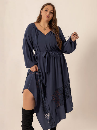 Plus Size Langärmliges Midikleid mit Spitzendetail und Bindeband am Hals