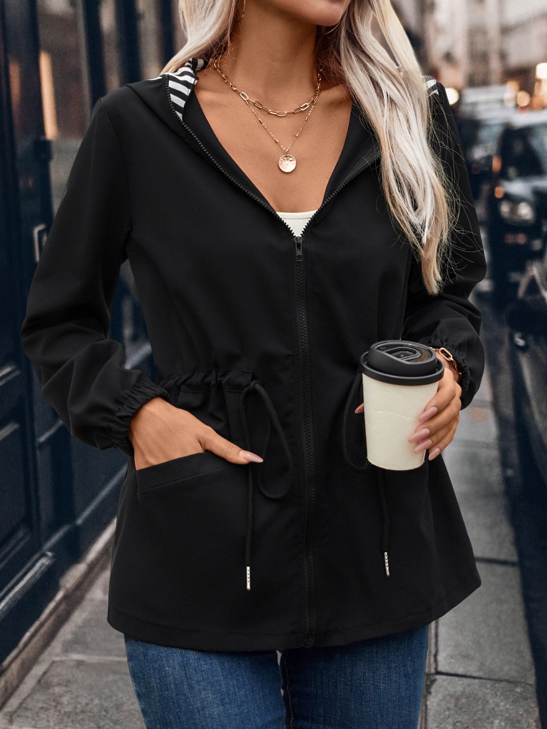 Kapuzenjacke mit Kordelzug, Reißverschluss und Taschen