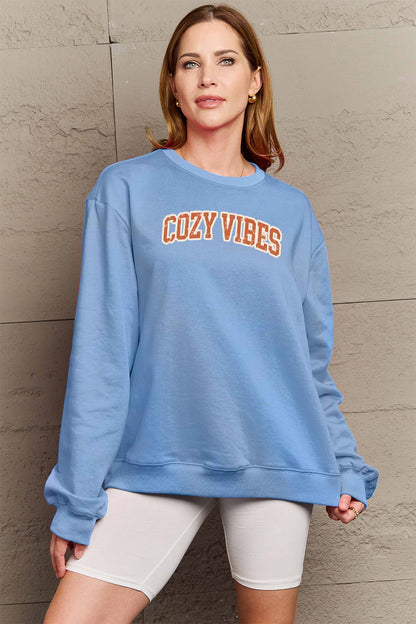 Simply Love – COZY VIBES – Grafik-Sweatshirt in voller Größe