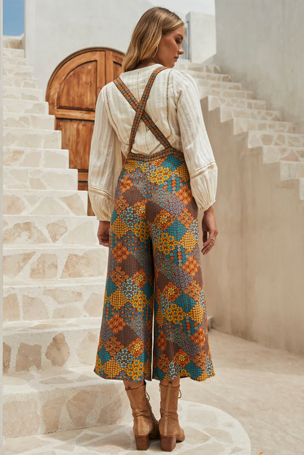 Overall mit weitem Bein und Blumenmuster und überkreuzten Trägern