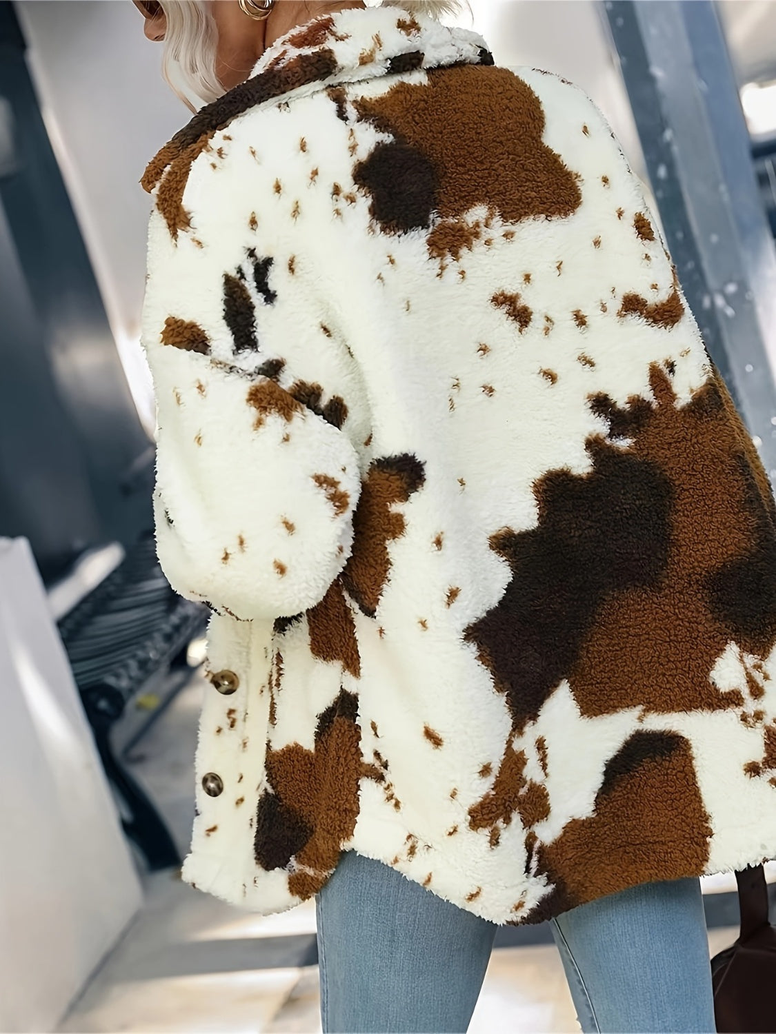 Flauschige Jacke mit Kragen und Knopfleiste im Kuh-Print