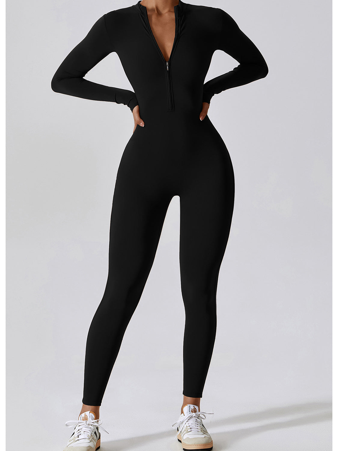 Jumpsuit mit Stehkragen und langen Ärmeln und Reißverschluss