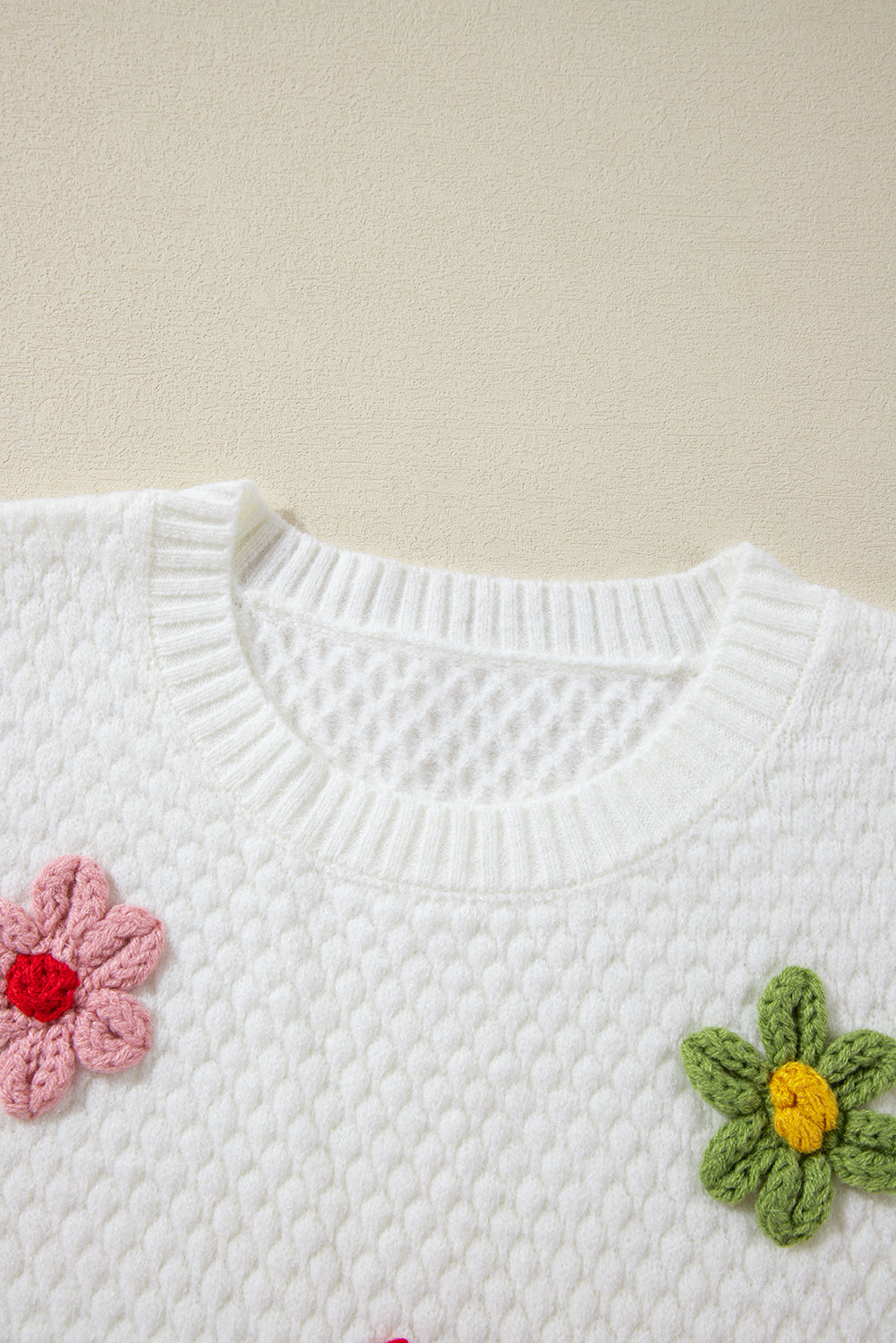 Häkelblumen-Pullover mit Rundhalsausschnitt und langen Ärmeln