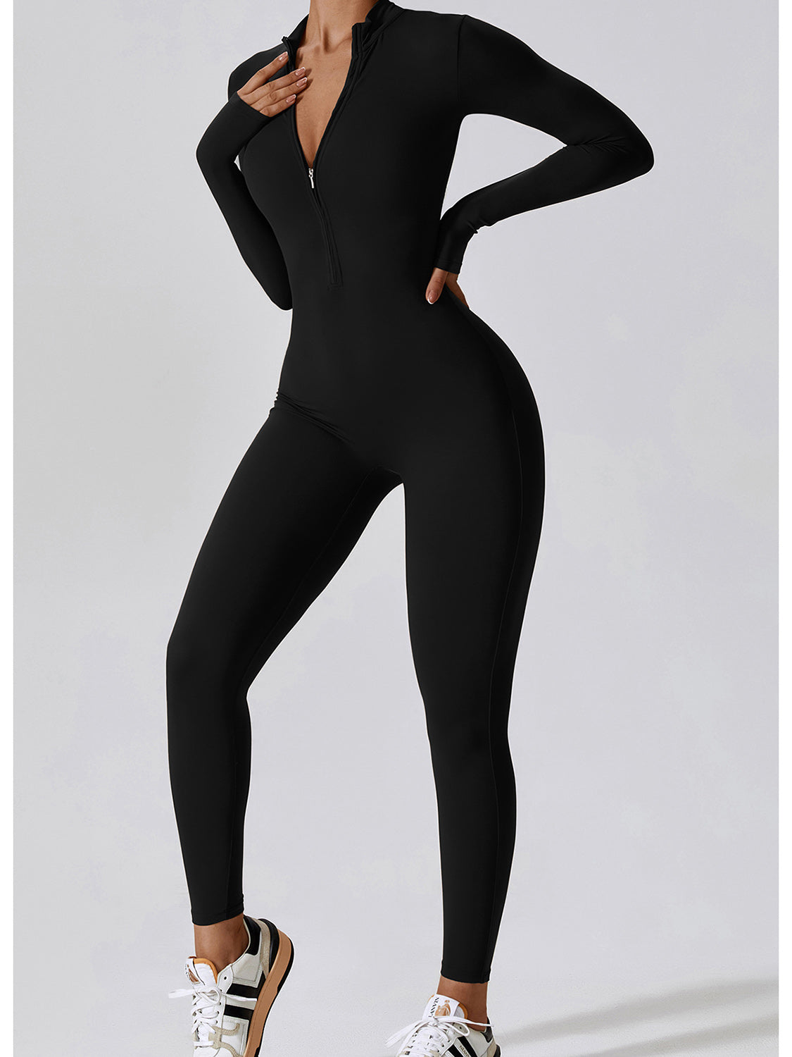 Jumpsuit mit Stehkragen und langen Ärmeln und Reißverschluss