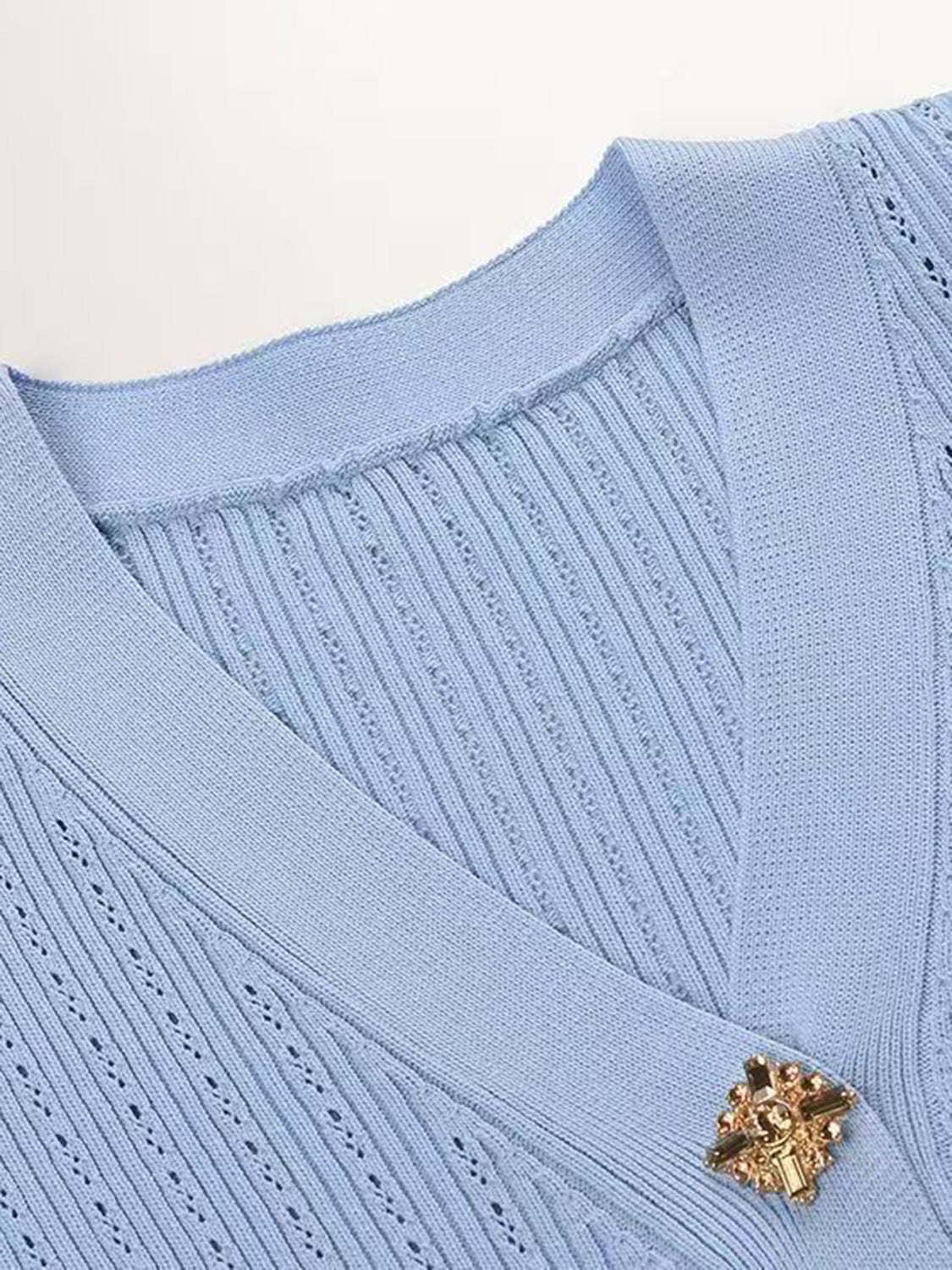 Set aus Oberteil mit V-Ausschnitt und Pullover mit Midirock und Rüschen