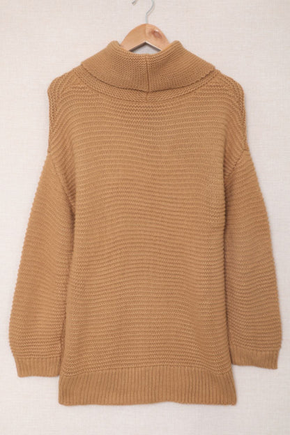 Rollkragenpullover mit langen Ärmeln und seitlichem Schlitz