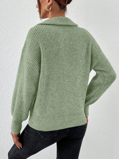 Honigfarbener Pullover mit halblangem Reißverschluss und überschnittenen Schultern