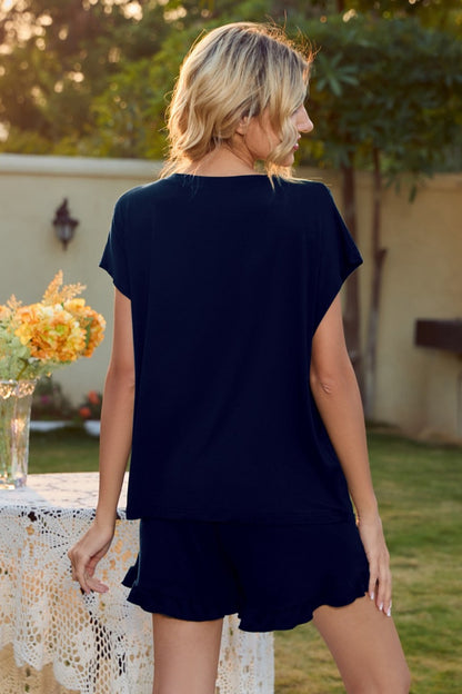 Lounge-Set aus kurzärmligem T-Shirt mit Rundhalsausschnitt und Shorts mit Kordelzug