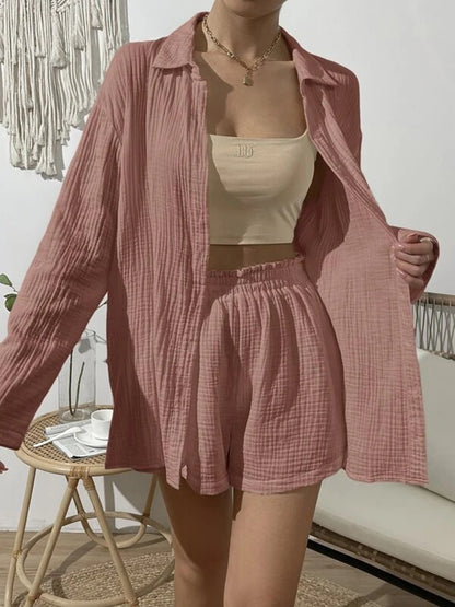 Set mit Oberteil mit überschnittenen Schultern und Knopfleiste und Shorts mit elastischer Taille