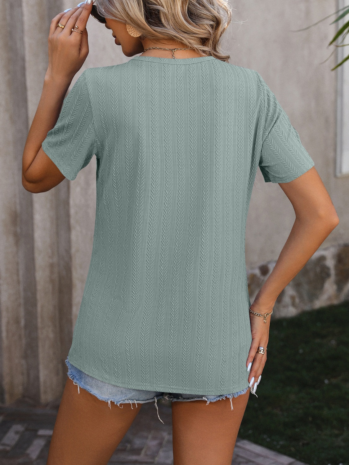 Blusa de manga corta con cuello redondo y botones decorativos