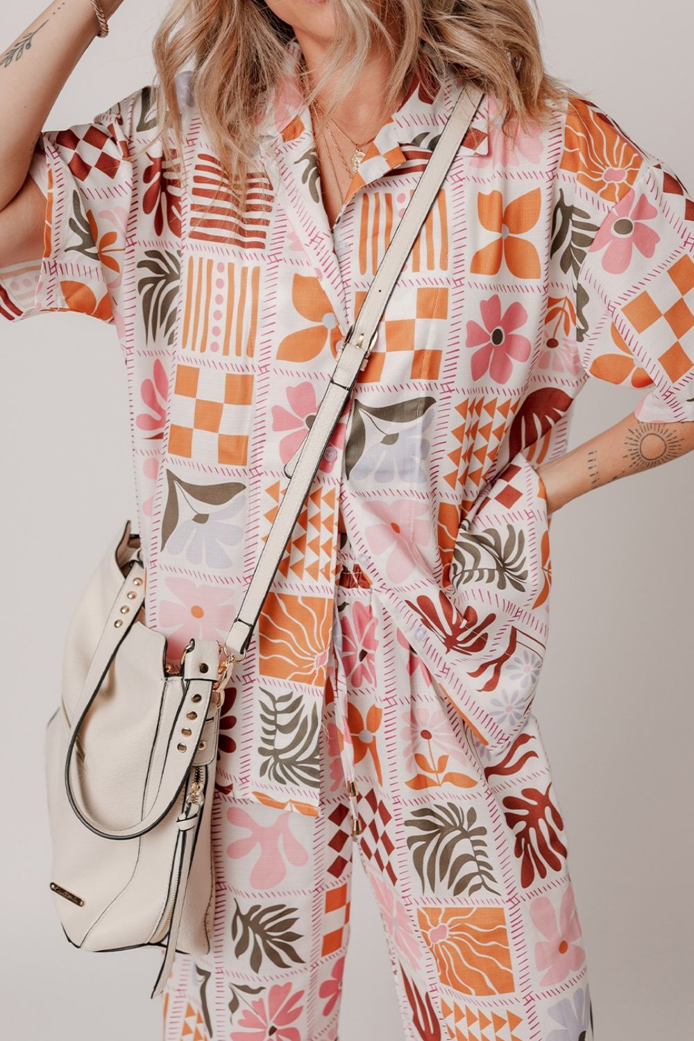 Set aus bedrucktem Hemd mit Kragen und Hose mit weitem Bein