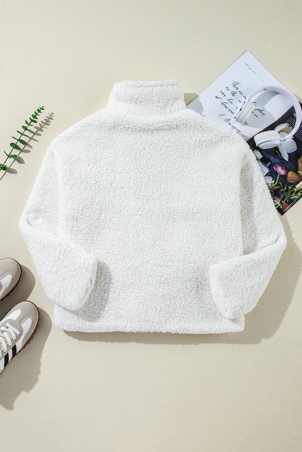 Flauschige Jacke mit einem Knopf und langen Ärmeln