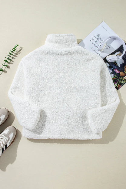 Flauschige Jacke mit einem Knopf und langen Ärmeln