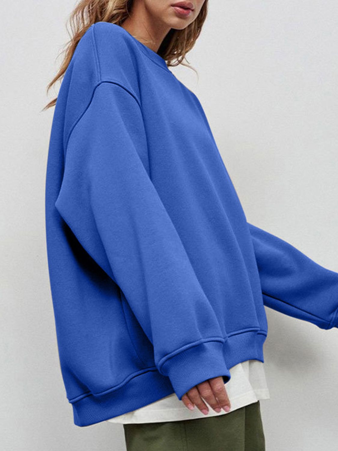 Sweatshirt mit Rundhalsausschnitt, überschnittenen Schultern und langen Ärmeln