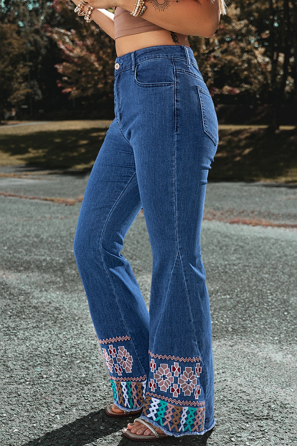 Bestickte Bootcut-Jeans