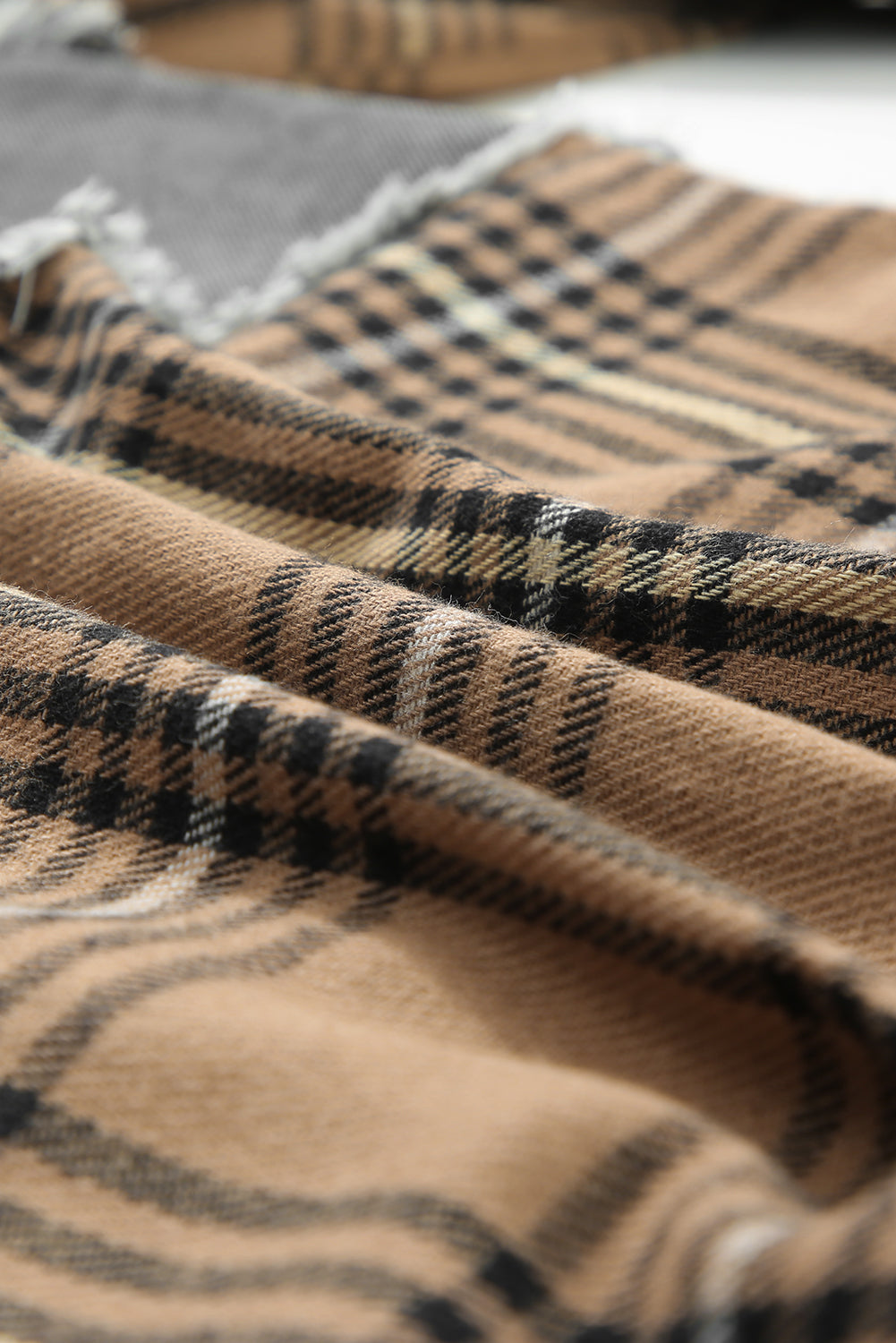 Karierte Jeansjacke mit offenem Saum und Knopfleiste