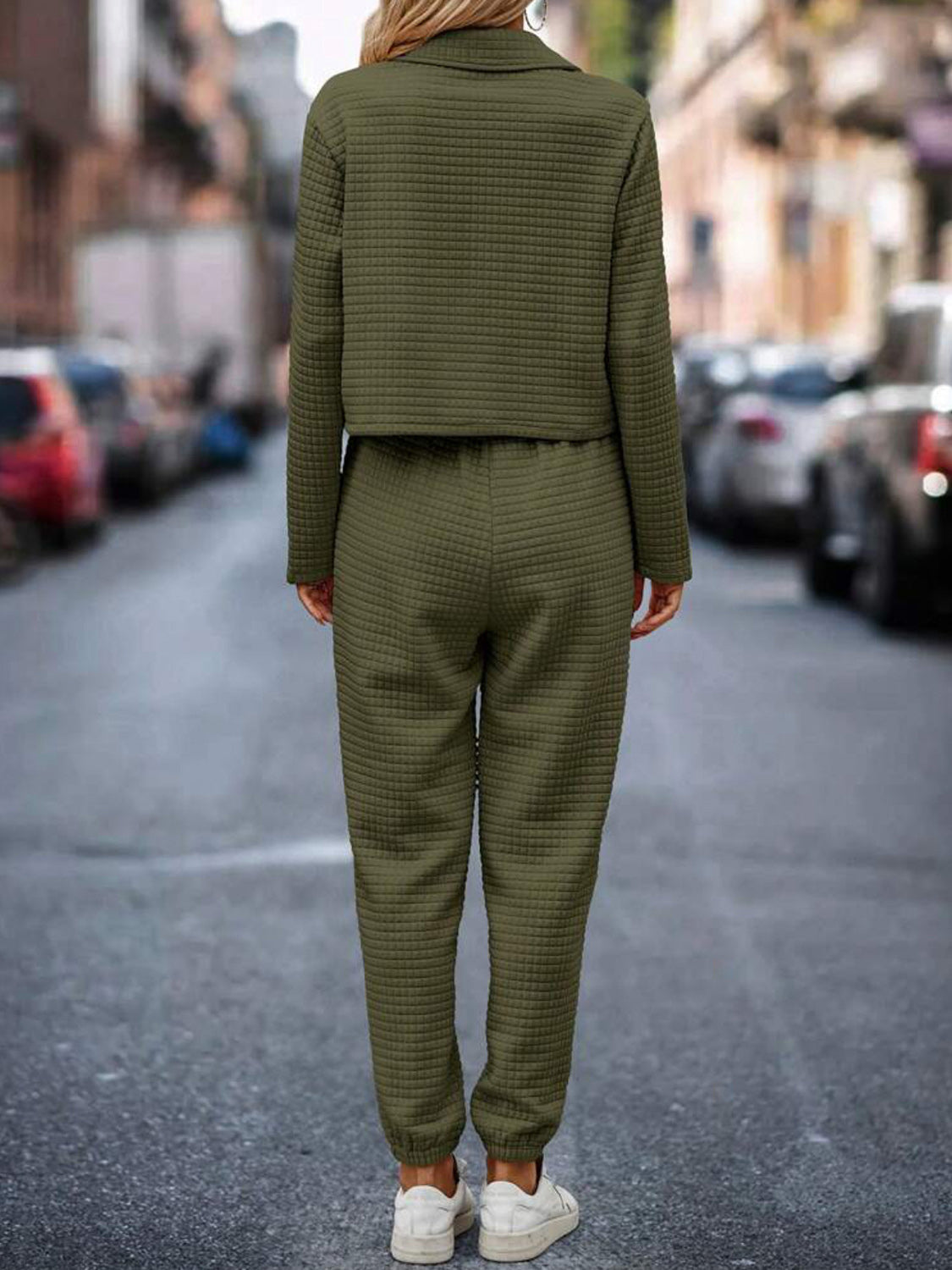 Set aus Oberteil und Hose mit Druckknopfleiste und karierter Textur