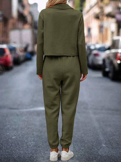 Set aus Oberteil und Hose mit Druckknopfleiste und karierter Textur