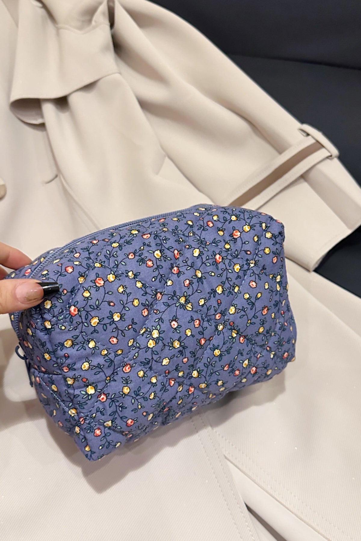 Clutch mit Blumenmuster und gestepptem Karofutter