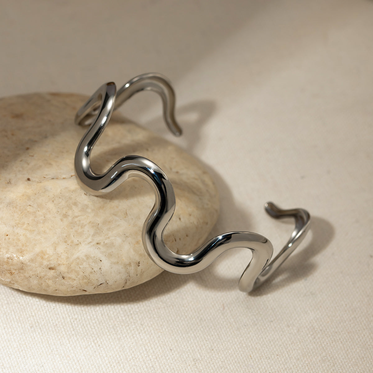 Wellenförmiges Armband aus Edelstahl