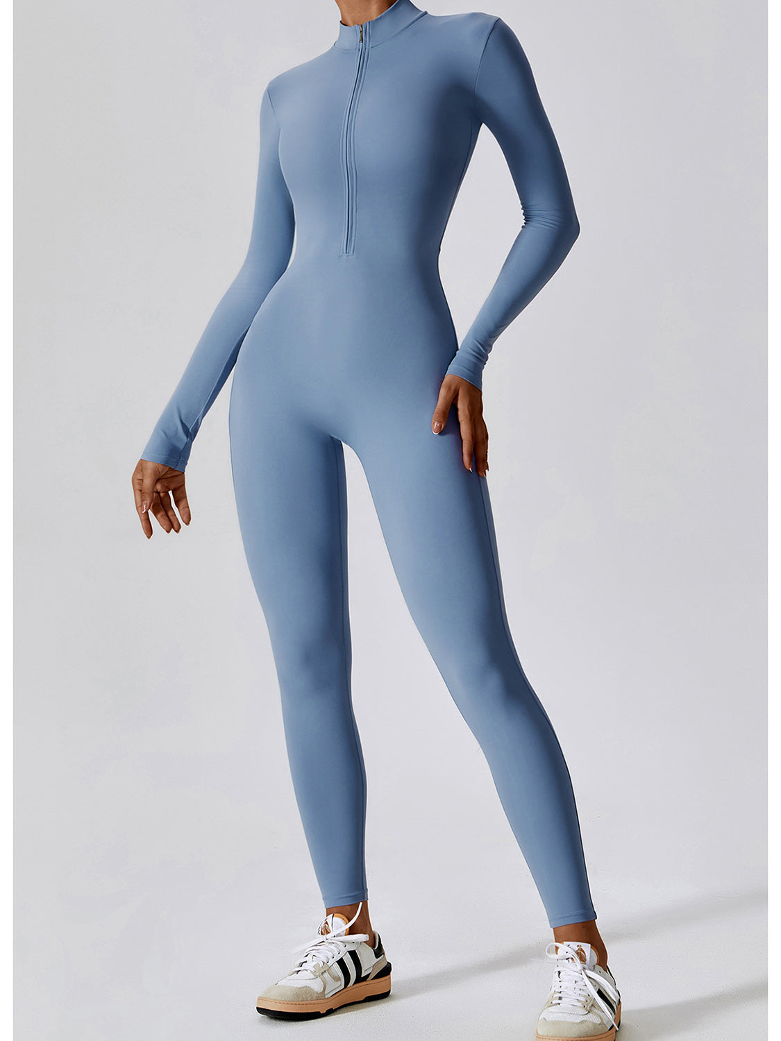 Jumpsuit mit Stehkragen und langen Ärmeln und Reißverschluss