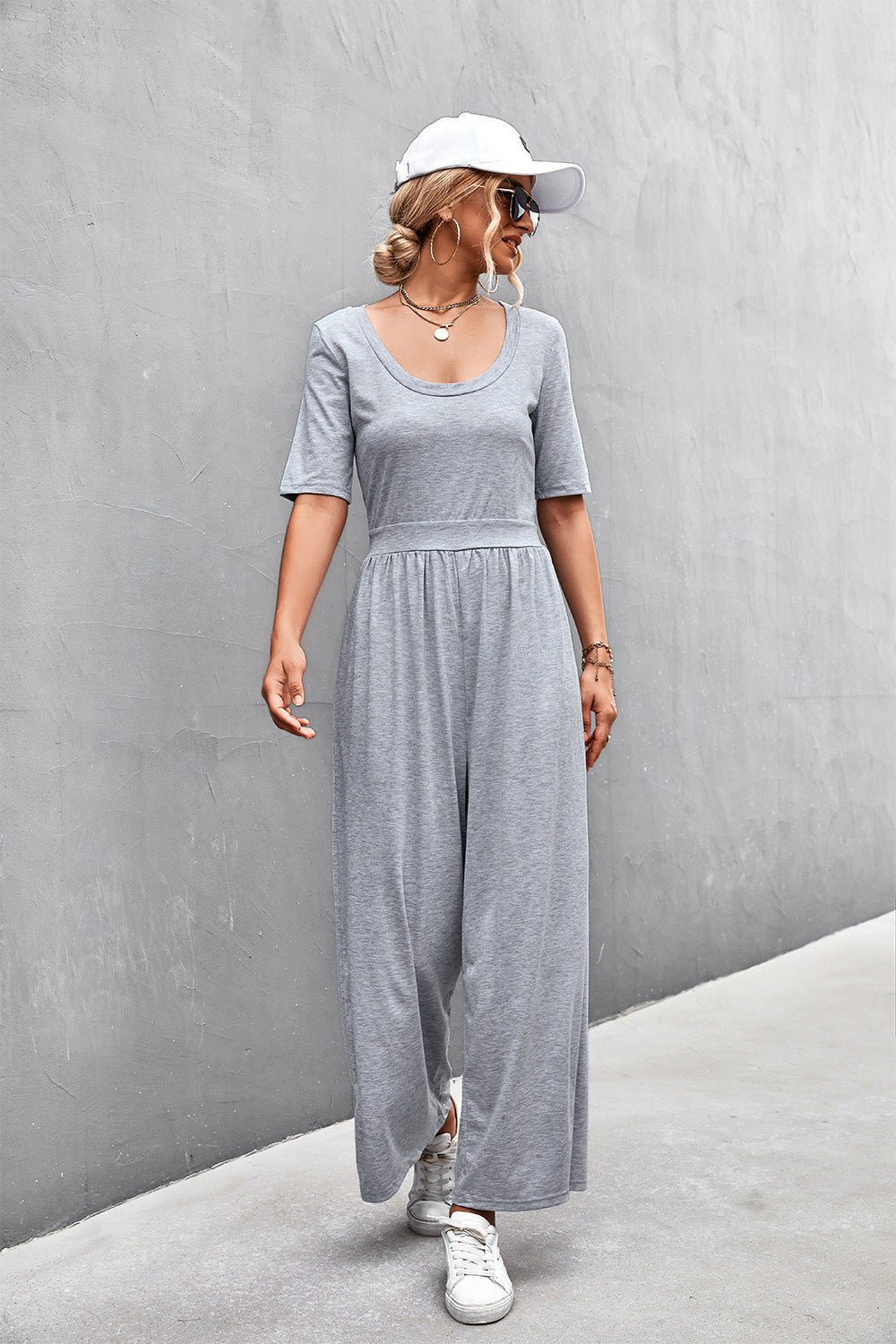 Jumpsuit mit U-Ausschnitt, halblangen Ärmeln und weitem Bein