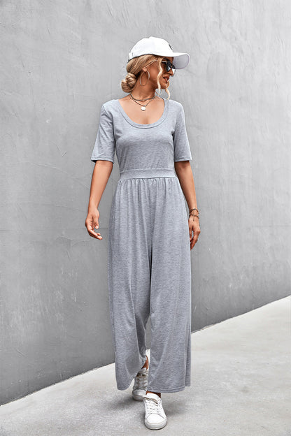 Jumpsuit mit U-Ausschnitt, halblangen Ärmeln und weitem Bein