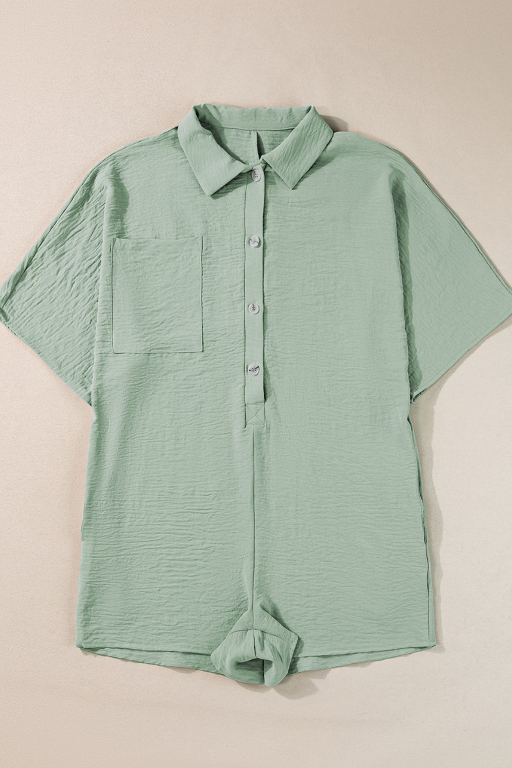 Strampler mit halbhohem Kragen und Knopfleiste