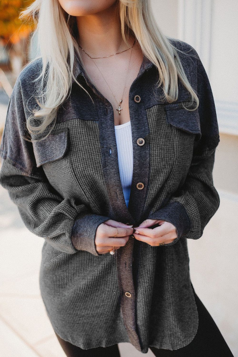 Jacke aus Waffelstrick mit Knöpfen und überschnittenen Schultern