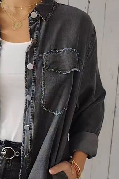 Jeansjacke mit langen Ärmeln und Taschen in voller Größe und Knopfleiste