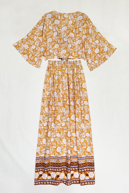 Set aus bedrucktem Oberteil mit halblangen Ärmeln und geschlitztem Rock