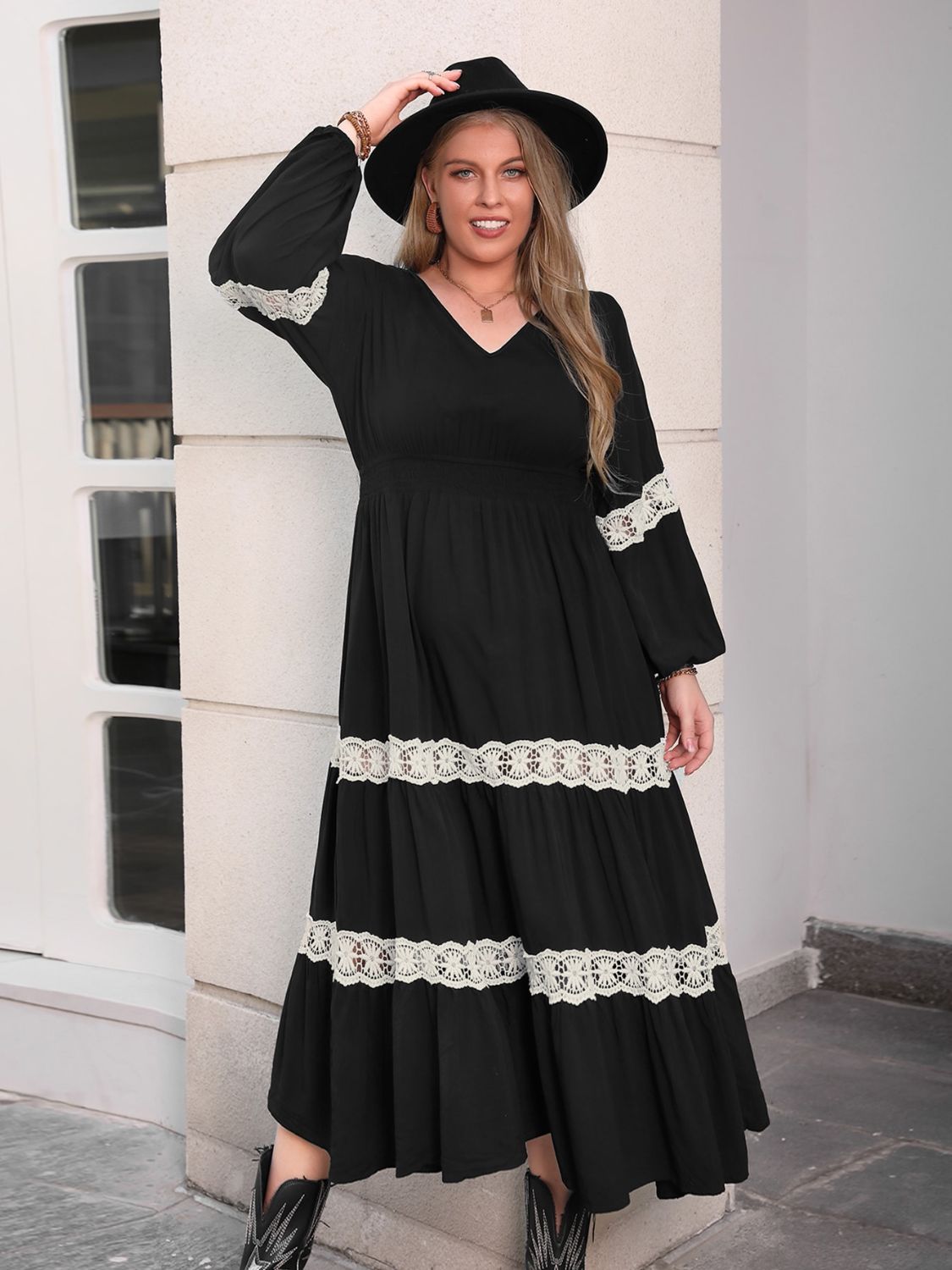 Plus Size Midikleid mit Spitzendetail und V-Ausschnitt und langen Ärmeln