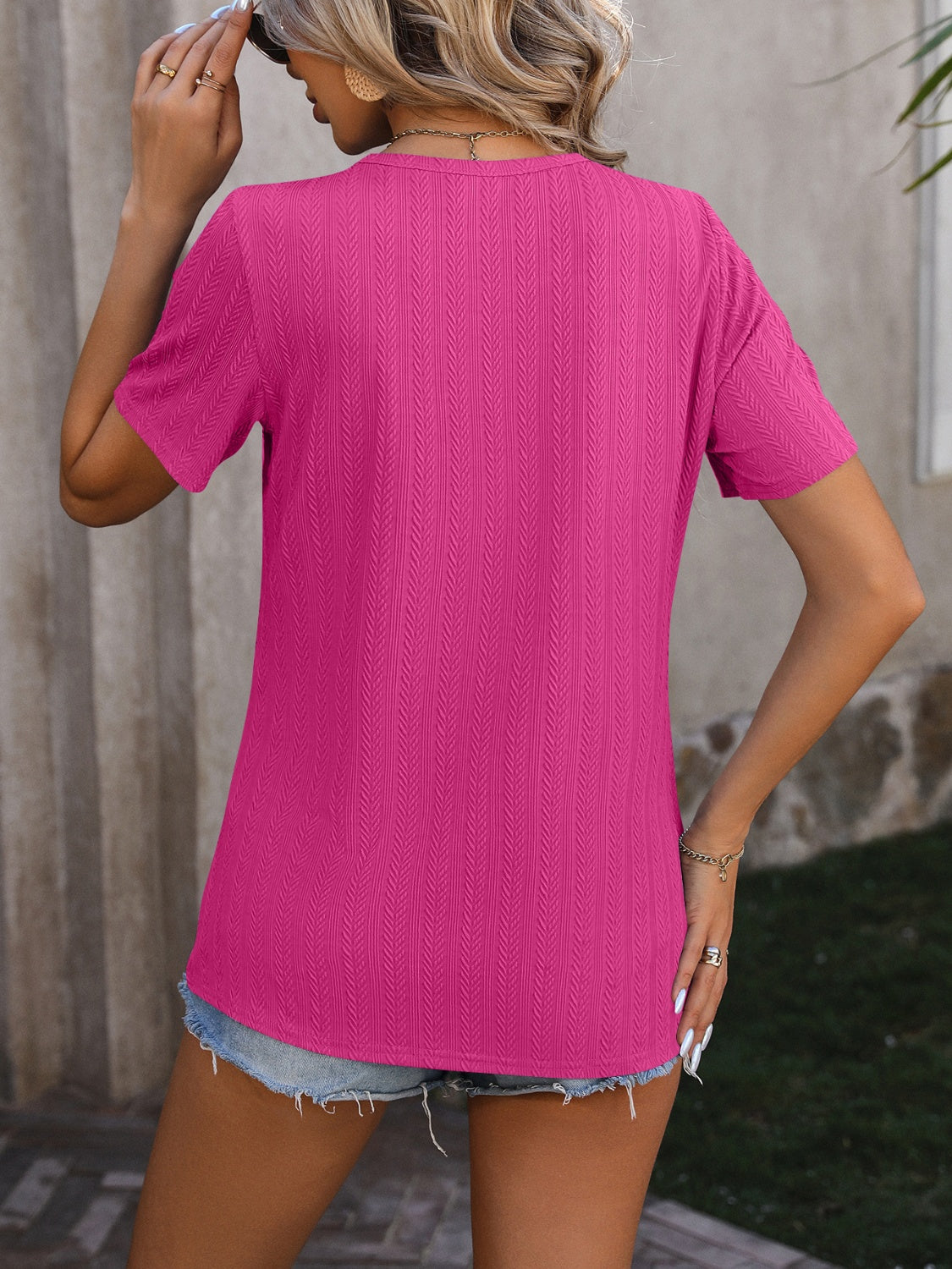 Blusa de manga corta con cuello redondo y botones decorativos