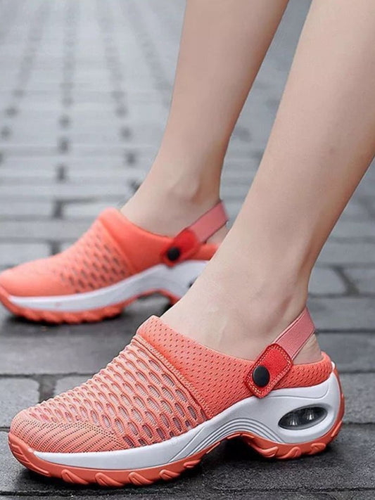 Mesh-Sandalen mit runder Zehenpartie und Keilabsatz