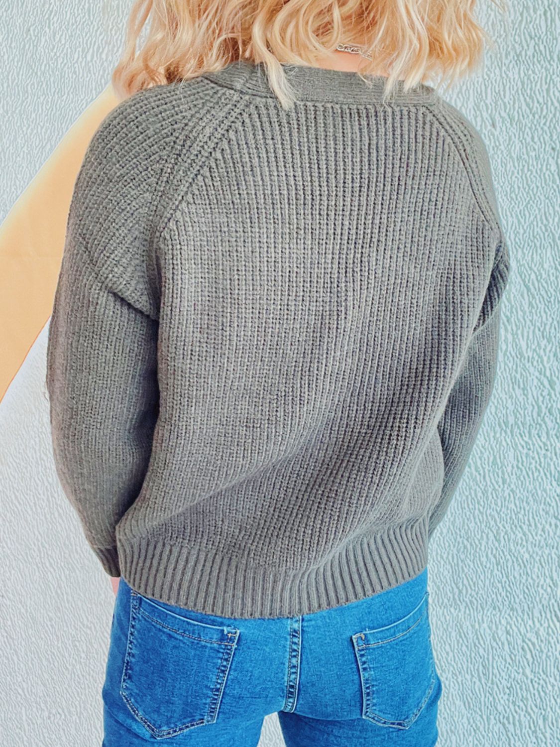 Strickjacke mit Zopfmuster und V-Ausschnitt sowie Knopfleiste und langen Ärmeln