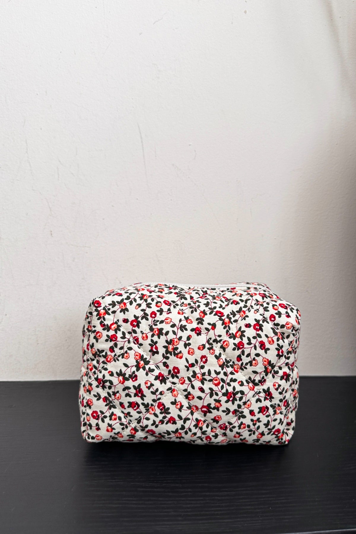 Clutch mit Blumenmuster und gestepptem Karofutter