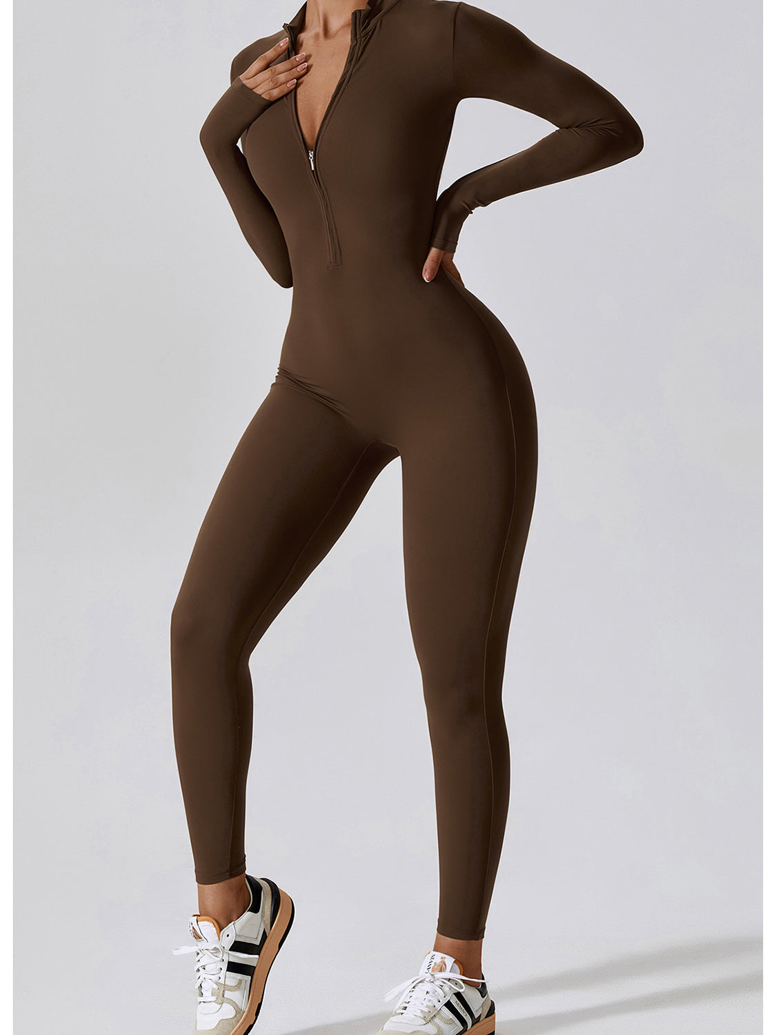 Jumpsuit mit Stehkragen und langen Ärmeln und Reißverschluss