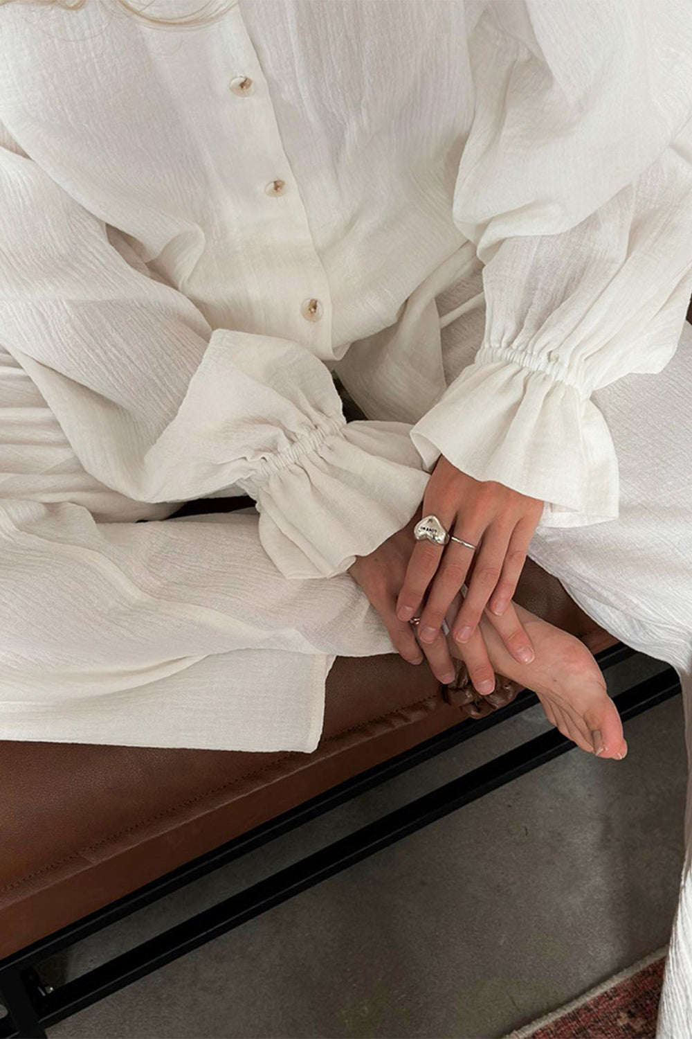 Atmungsaktives Set aus langärmligem Oberteil und Hose mit V-Ausschnitt und Rüschen