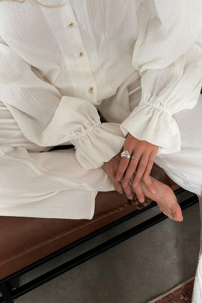 Atmungsaktives Set aus langärmligem Oberteil und Hose mit V-Ausschnitt und Rüschen