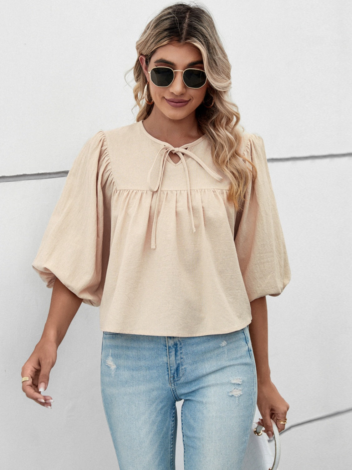 Bluse mit Ballonärmeln und Bindeband am Ausschnitt