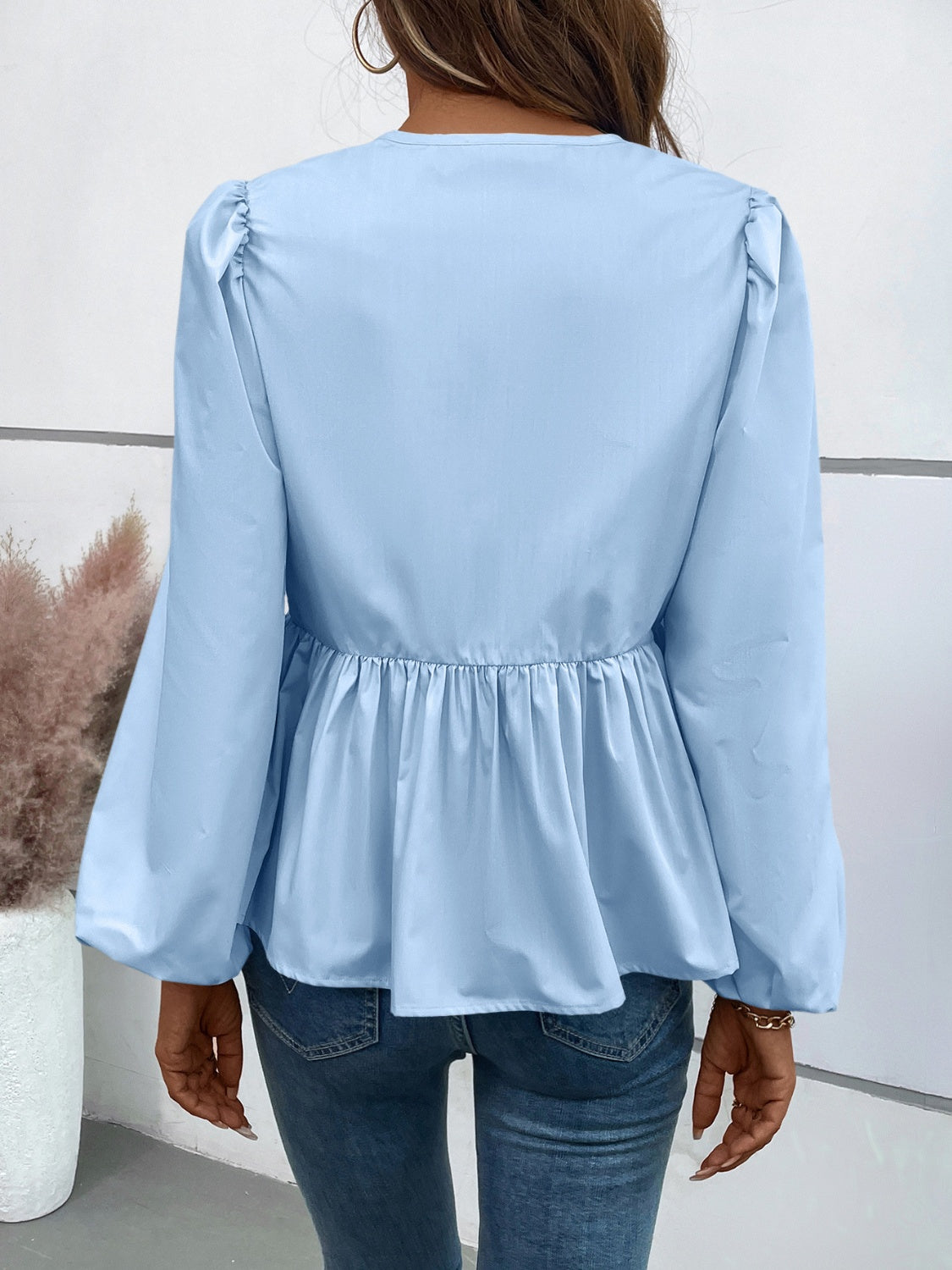 Langärmlige Bluse mit Schößchen und Bindeband