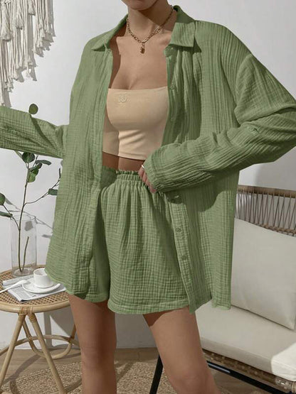 Set mit Oberteil mit überschnittenen Schultern und Knopfleiste und Shorts mit elastischer Taille