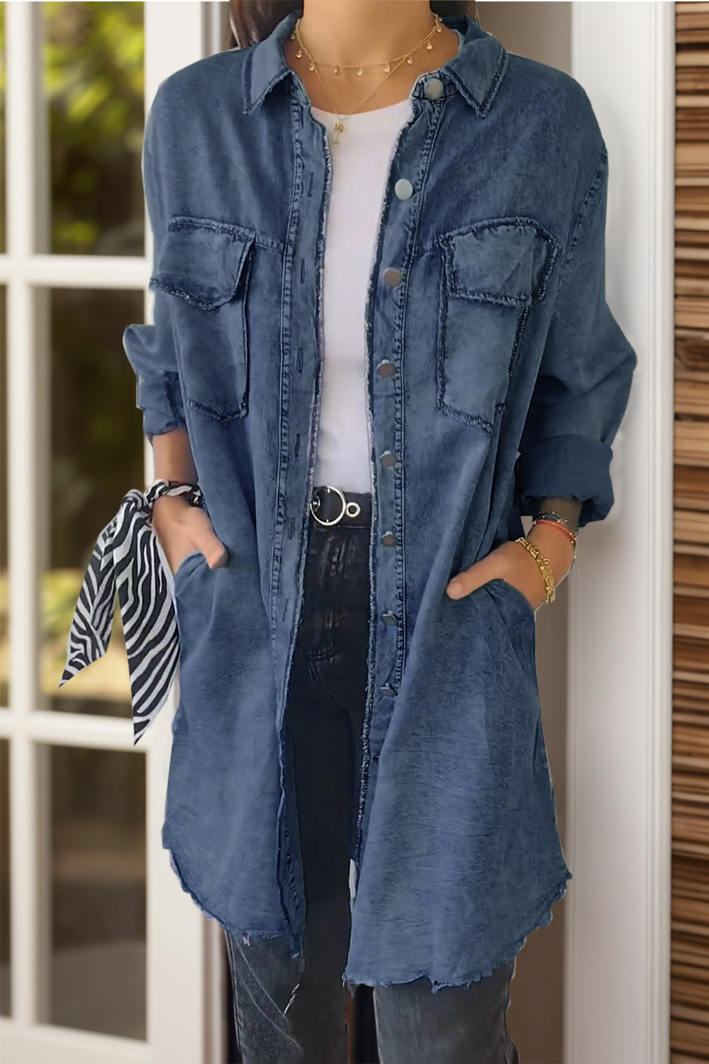Jeansjacke mit langen Ärmeln und Taschen in voller Größe und Knopfleiste