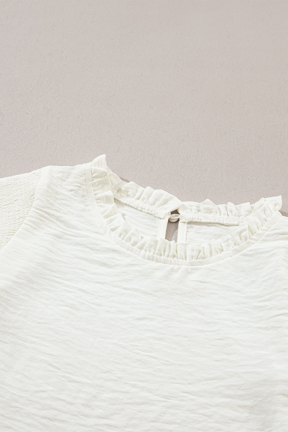 Bluse mit Stehkragen, Rüschen und Ballonärmeln