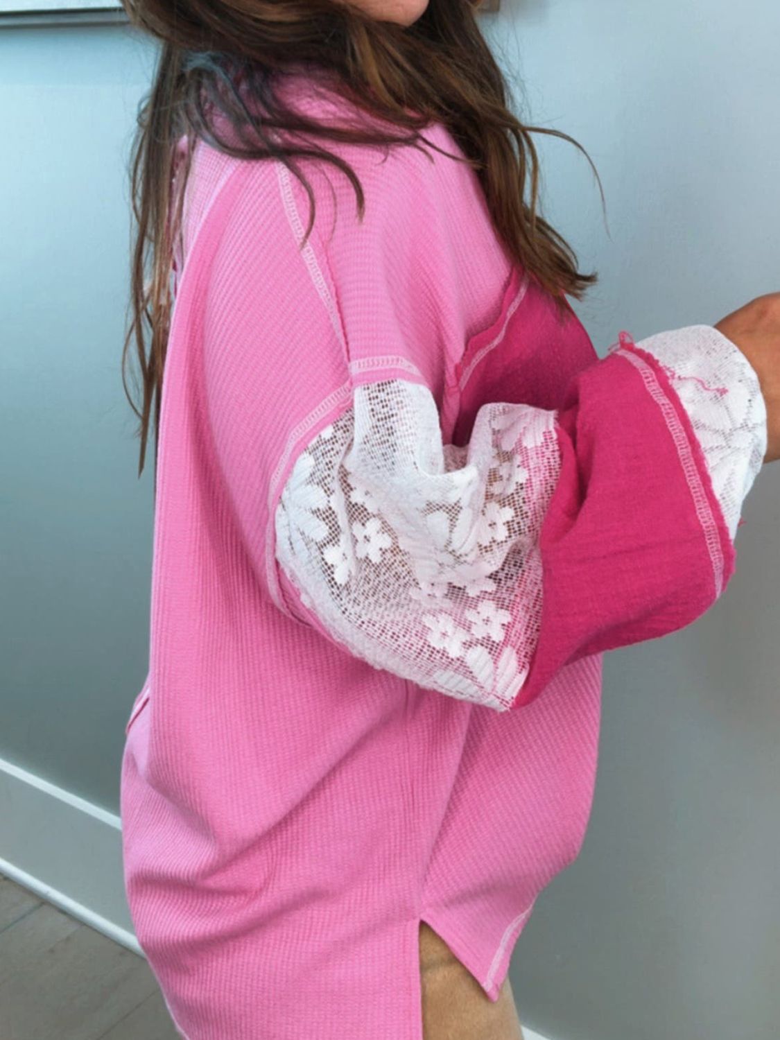 Oberteil mit V-Ausschnitt und Spitzen-Patchwork-Ärmeln