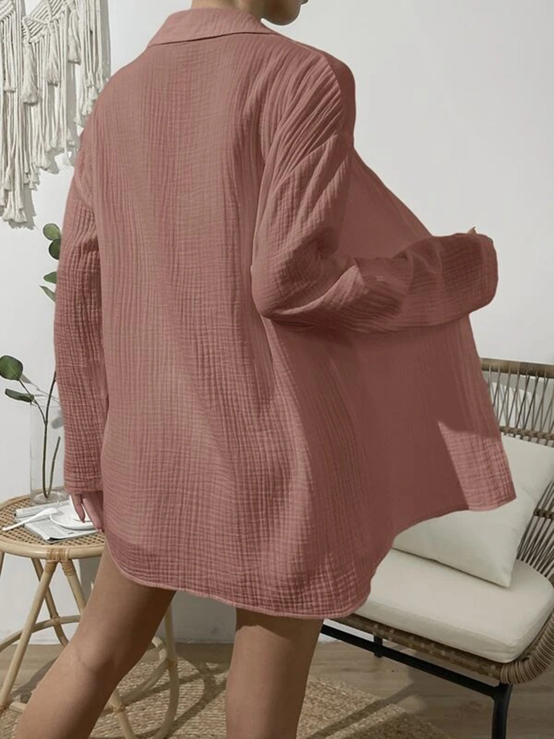 Set mit Oberteil mit überschnittenen Schultern und Knopfleiste und Shorts mit elastischer Taille