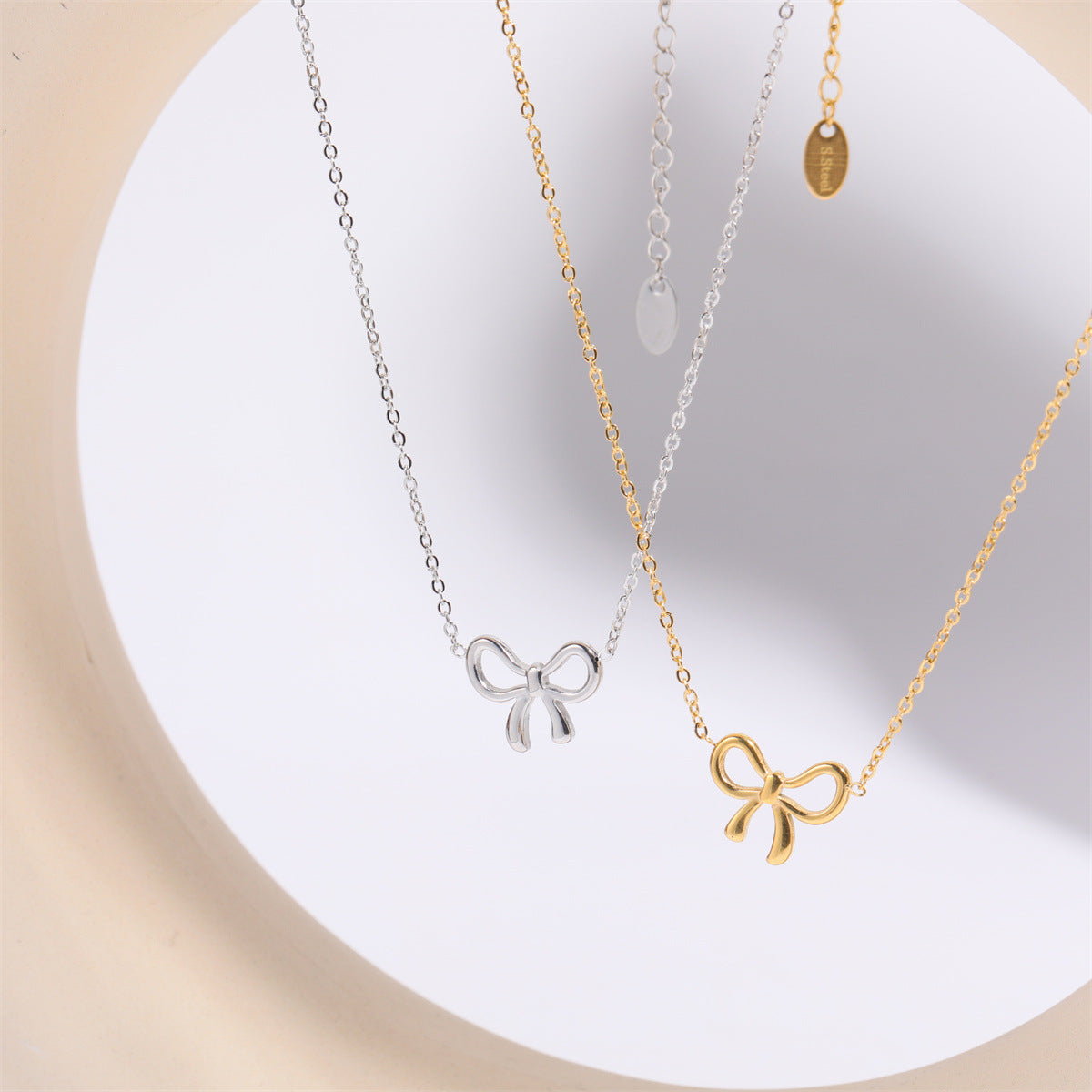 Halskette mit Schleifenanhänger aus Titanstahl