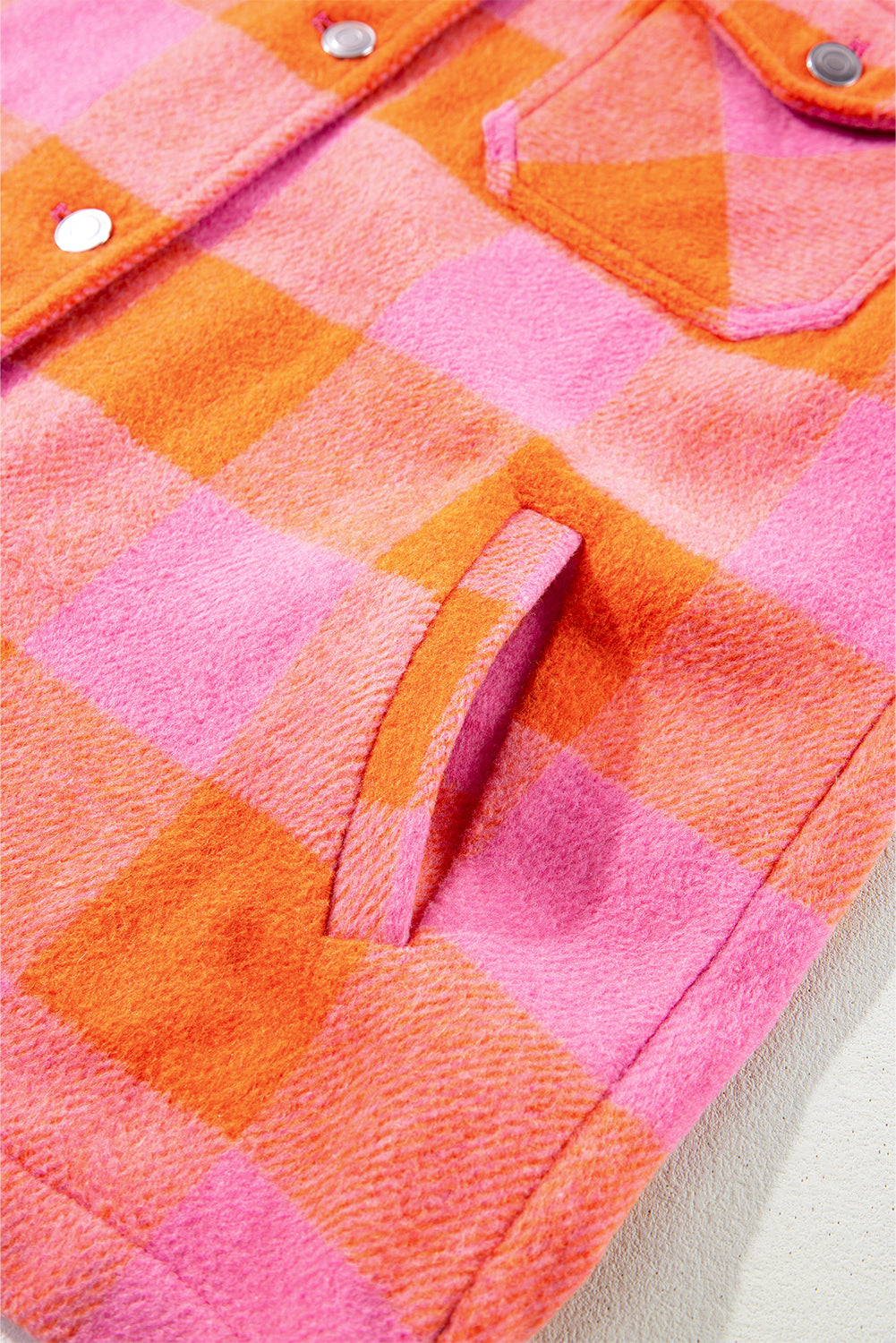 Karierte Jacke mit Kragen und Knopfleiste