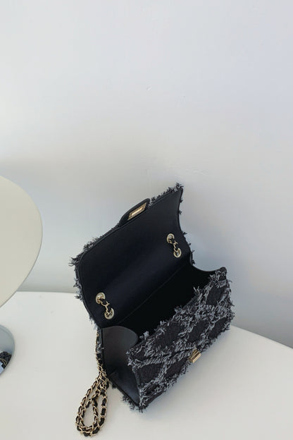 Umhängetasche aus Denim mit ungesäumtem Saum